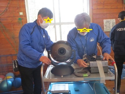 機械を設置しているところ