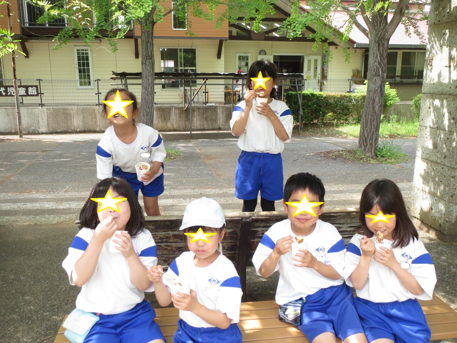 チョコバナナを食べる子どもたち