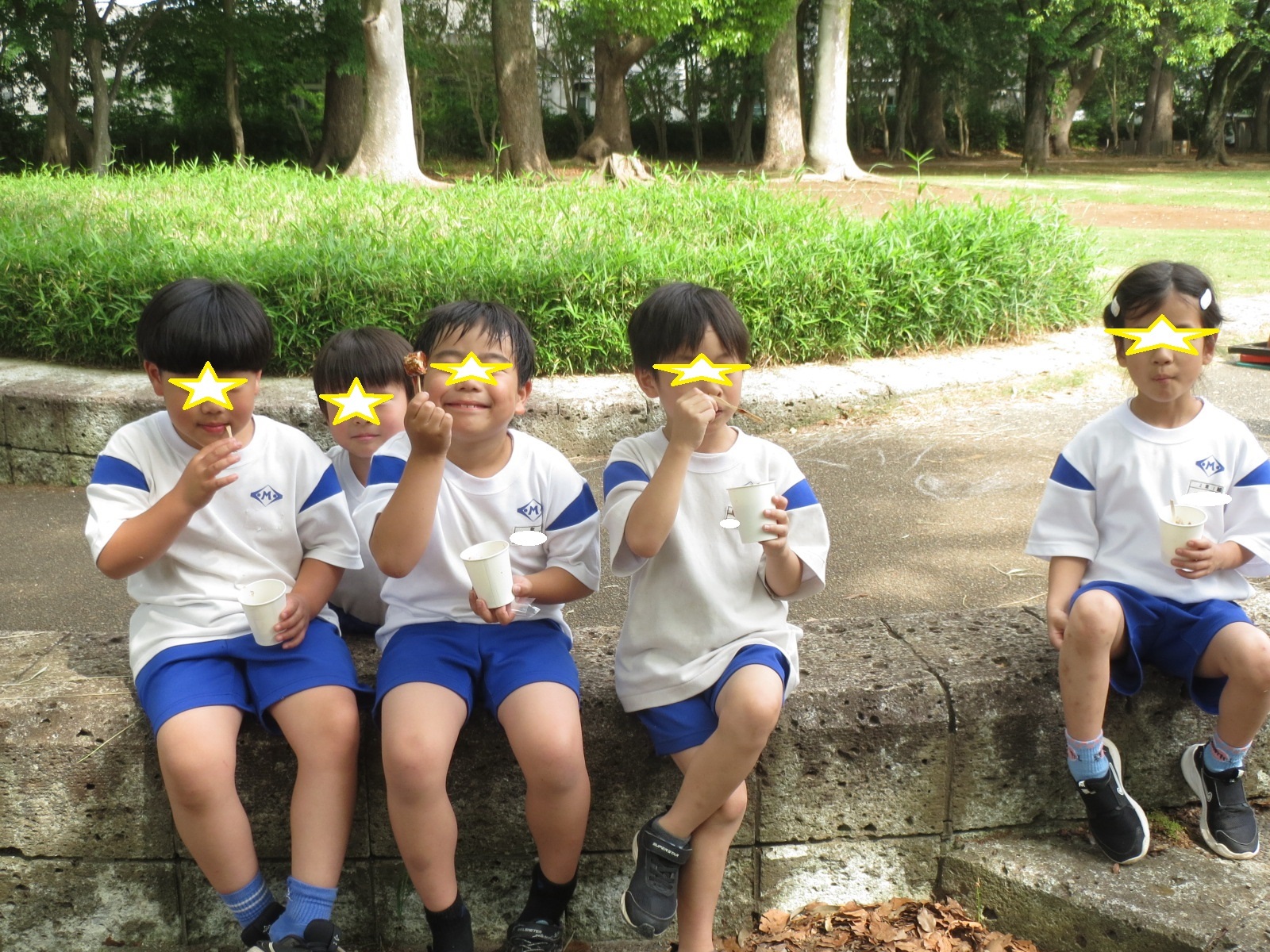 チョコバナナを食べるこどもたち2