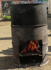 ドラム缶を加工して作った焼き芋機の写真