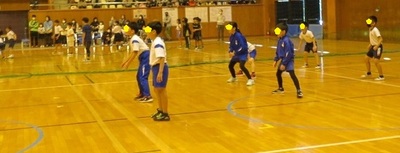 コートで子どもたちが慎重に構えてる様子の試合中の写真