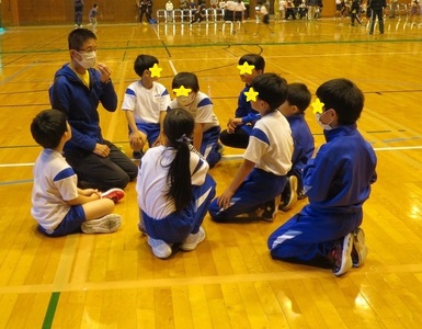 子どもたちが作戦会議をしている写真