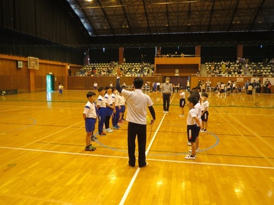 試合に勝ち、整列している写真
