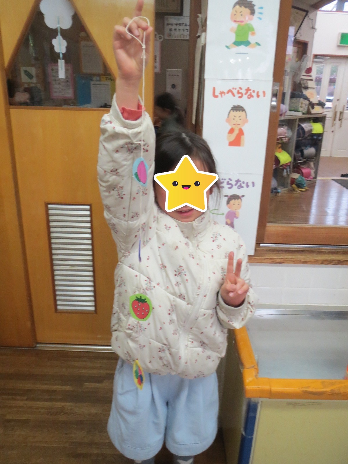 完成した吊るし飾りを持っている所