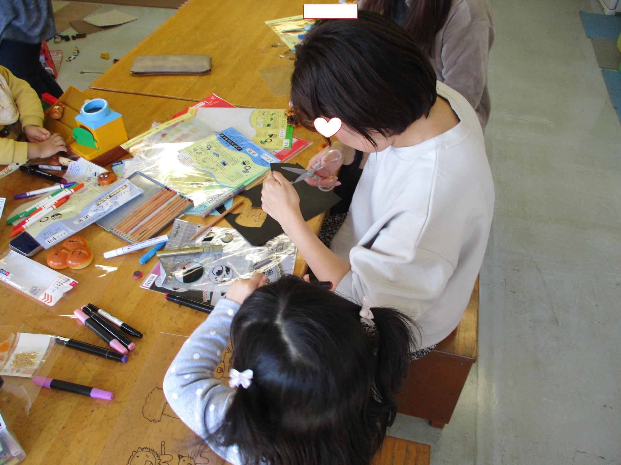 お子さんと協力してプラ板作りに集中その2