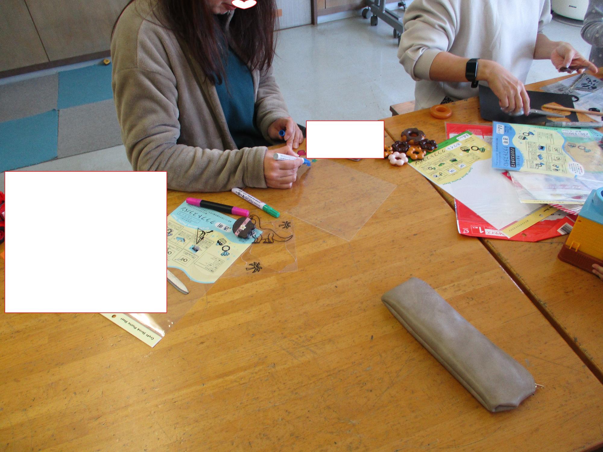 お子さんのあとを引き継いでプラ板作りに集中
