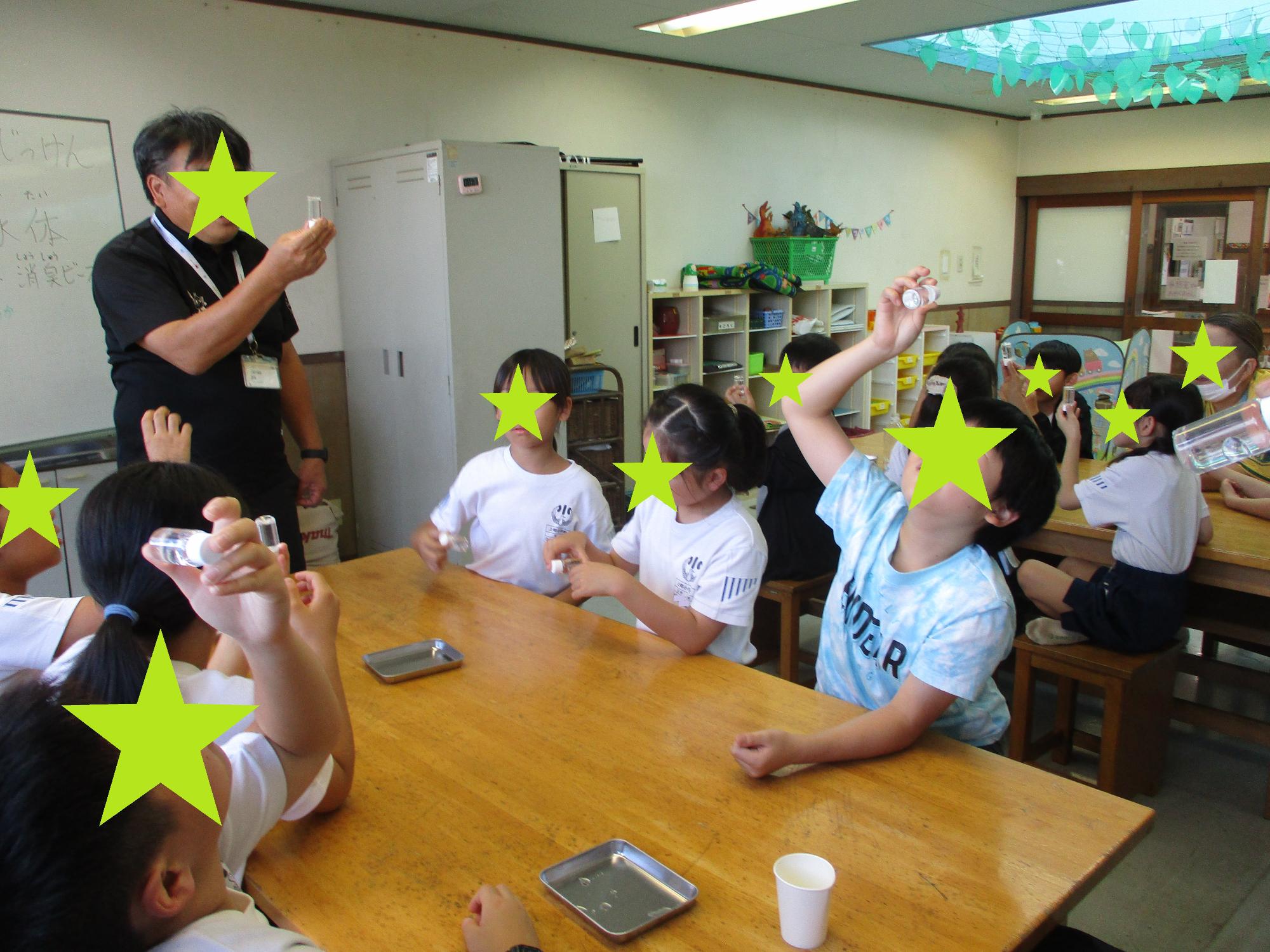 高分子吸水体を観察する子どもたち