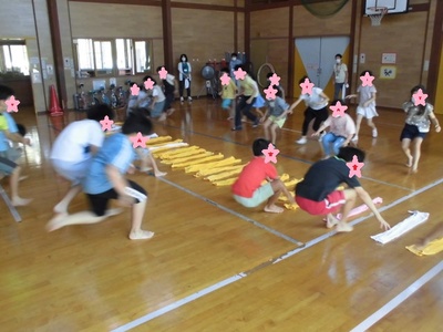 子どもたちがタオルとりっこ競争をしている写真