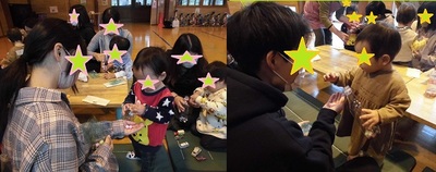 左:母親の掌に置いてあるビーズの粒を取っている子どもの写真。右:父親の右手の掌に置いてあるビーズを左手に持ったペットボトルに入れている子どもの写真