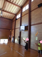 体育館で子どもたちがタオルを上に高く投げている写真