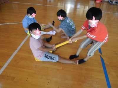 子どもたちがタオルの引っ張り合いをしている写真