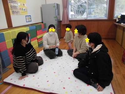 話すお母さんたちの写真