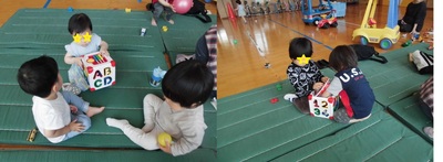 左:3名の小さな子どもが輪になって大きなサイコロやボールを持って遊んでいる写真、右:2名の小さな子供が大きなサイコロを囲んで遊んでいる写真