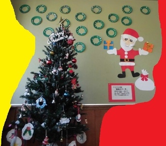 大きなクリスマスツリーとたくさんのリース、サンタの飾りの写真