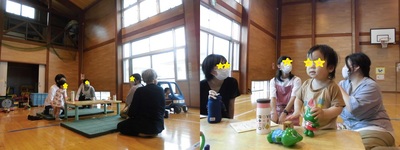 机を囲み茶話会で話をするお母さんやボランティアさんの写真