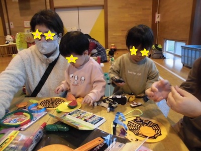 制作に子どもたちも参加して楽しんで制作している写真