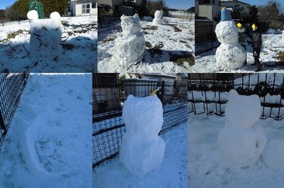 耳やひげ、バケツの帽子など飾り付けがされた雪だるまたちの写真