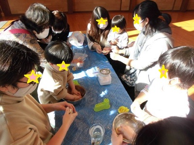 小麦粉粘土を机上でつくる子どもたちの写真