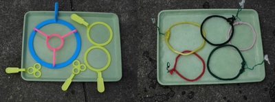 シャボン玉つくりの道具が並んでいる写真