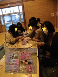 子どもたちはボランティアさんに預けて、作業に取り掛かるママたちの写真