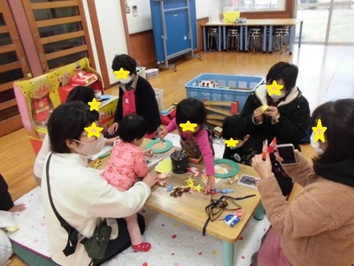 机上で工作をする親子の写真