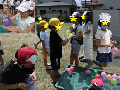 子どもたちが釣った水ヨーヨーを持っている写真