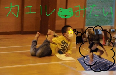 上級生のジャンプを寝転びながら見つめる子供の写真「カエルみたい」