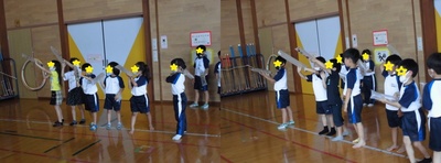 子どもたちが完成した傘袋をロケットに見立てて、飛ばし大会をしている様子