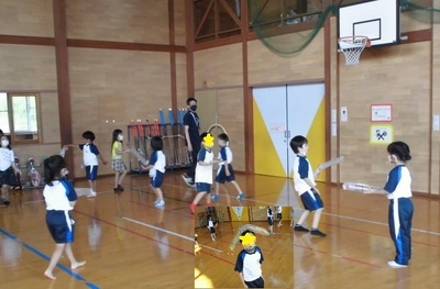 子どもたちが傘袋をつかってチャンバラごっこや自分の好きな方法で自由に遊んでいる様子