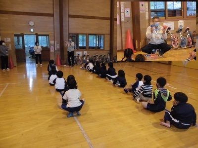 縦2列に並びルールを聞いている子供たちの写真