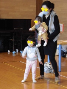 久しぶりに乳幼児サークルにやって来た親子の写真