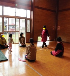 久しぶりの乳幼児サークルにはしゃぐ子どもの写真。周りにはボランティアさんが集まっている。
