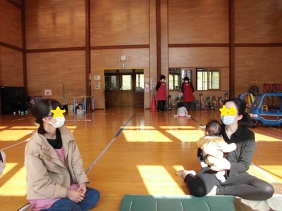 お母さん同士で会話している様子の写真