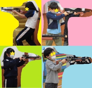 脚を曲げたりまっすぐ立ったり、かっこよく銃を構える子供たちの写真
