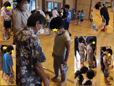 子どもたちが握力測定器で握力を計っている写真
