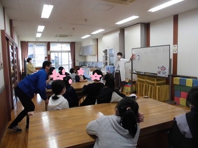 高学年の子供たちも同様に席に座り話を聞いている様子の写真