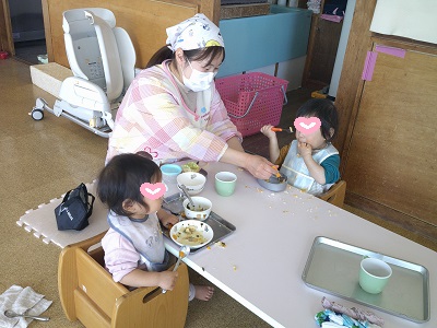1歳の誕生日を迎えお弁当を食べるちゅうりっぷ組