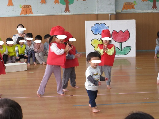 3歳児の劇ごっこを楽しむ小さいクラスの子どもたち