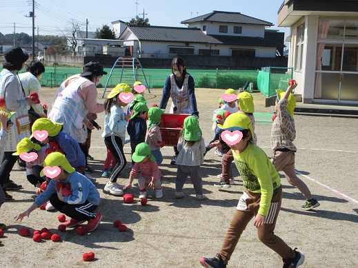 ばら組にいたわりながら、玉入れを楽しむすみれ組