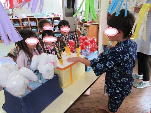 わたあめ、チョコバナナ、りんごあめ屋さんになりきり売り買いを楽しむ様子