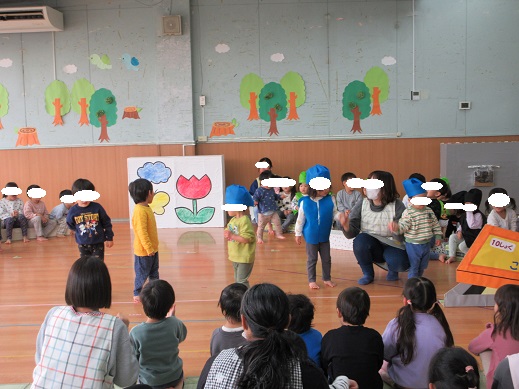 劇ごっこであおいクレヨンになり、手遊びを楽しむ3歳児