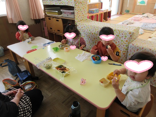 喜んでお弁当を食べるばら組