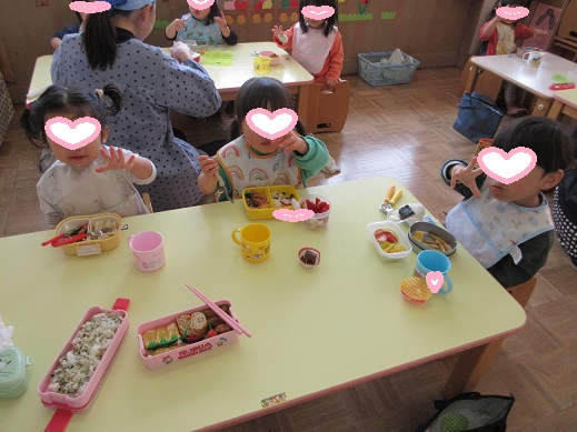 喜んでお弁当を食べるばら組