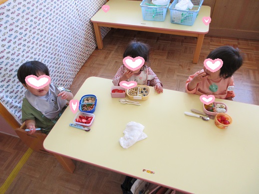 嬉しそうにお弁当を食べる1歳児
