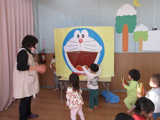 ホールではドラえもんの的当てを楽しみました。