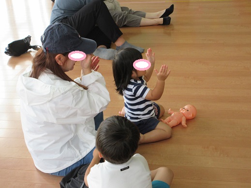 1歳児保育参加で保護者と一緒に遊ぶ様子