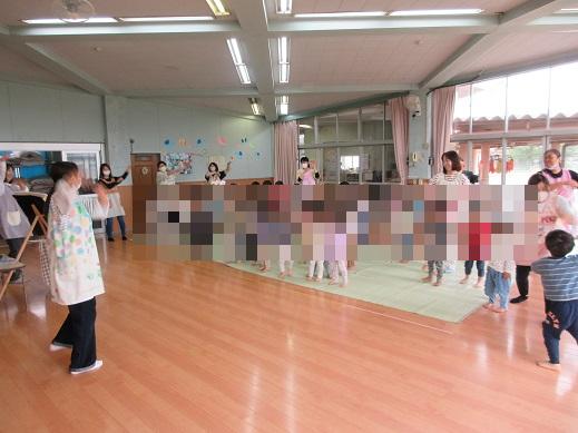 オニやおばけを新聞紙ボールでやっつけろ