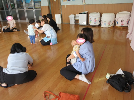 1歳児保育参加で保護者と遊ぶ様子