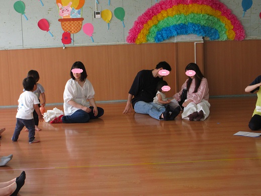 1歳児保育参加で保護者と遊ぶ様子