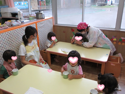 牛乳をこぼさずに飲む1歳児